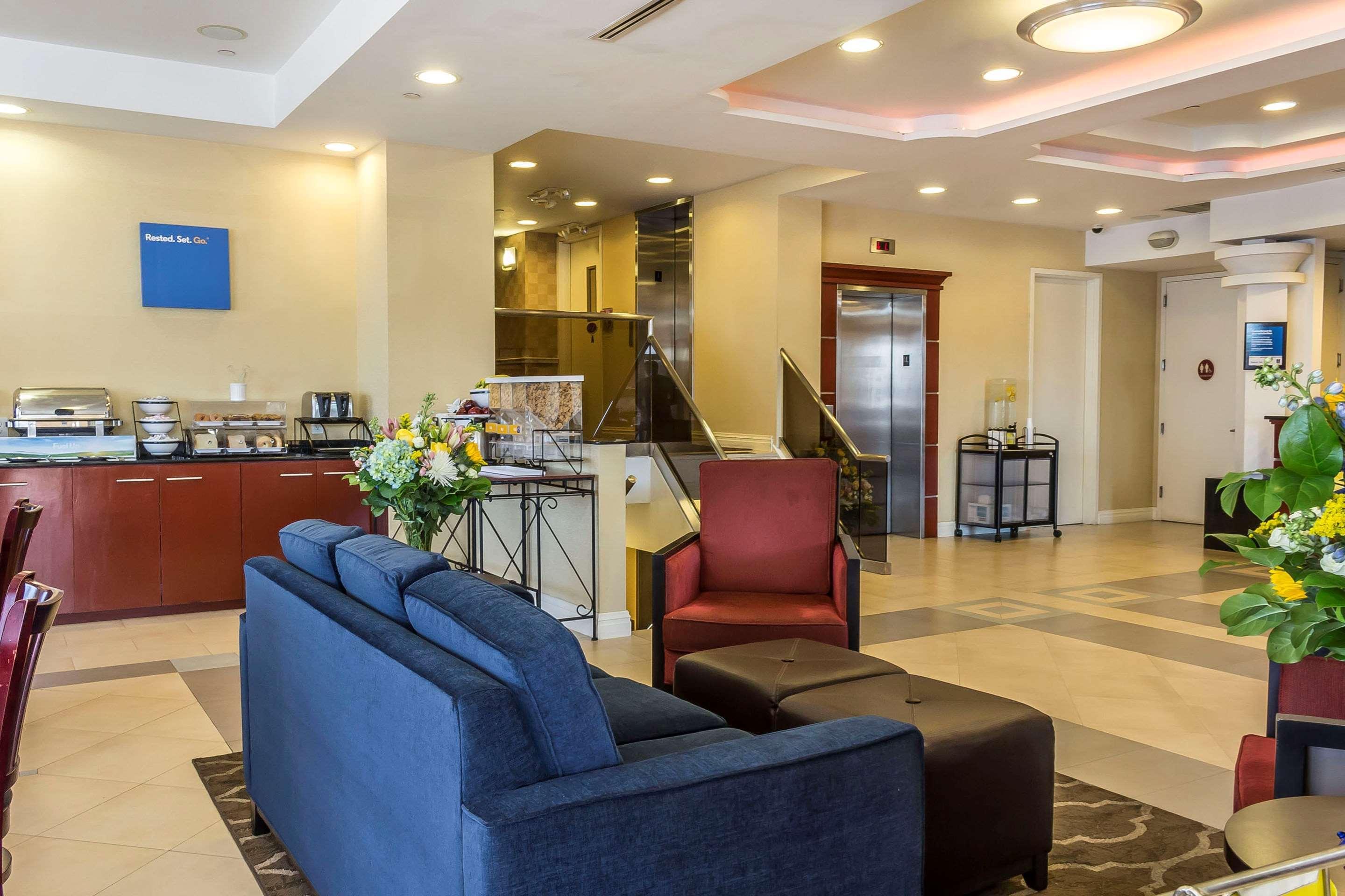 Comfort Inn & Suites Laguardia Airport New York Exterior photo