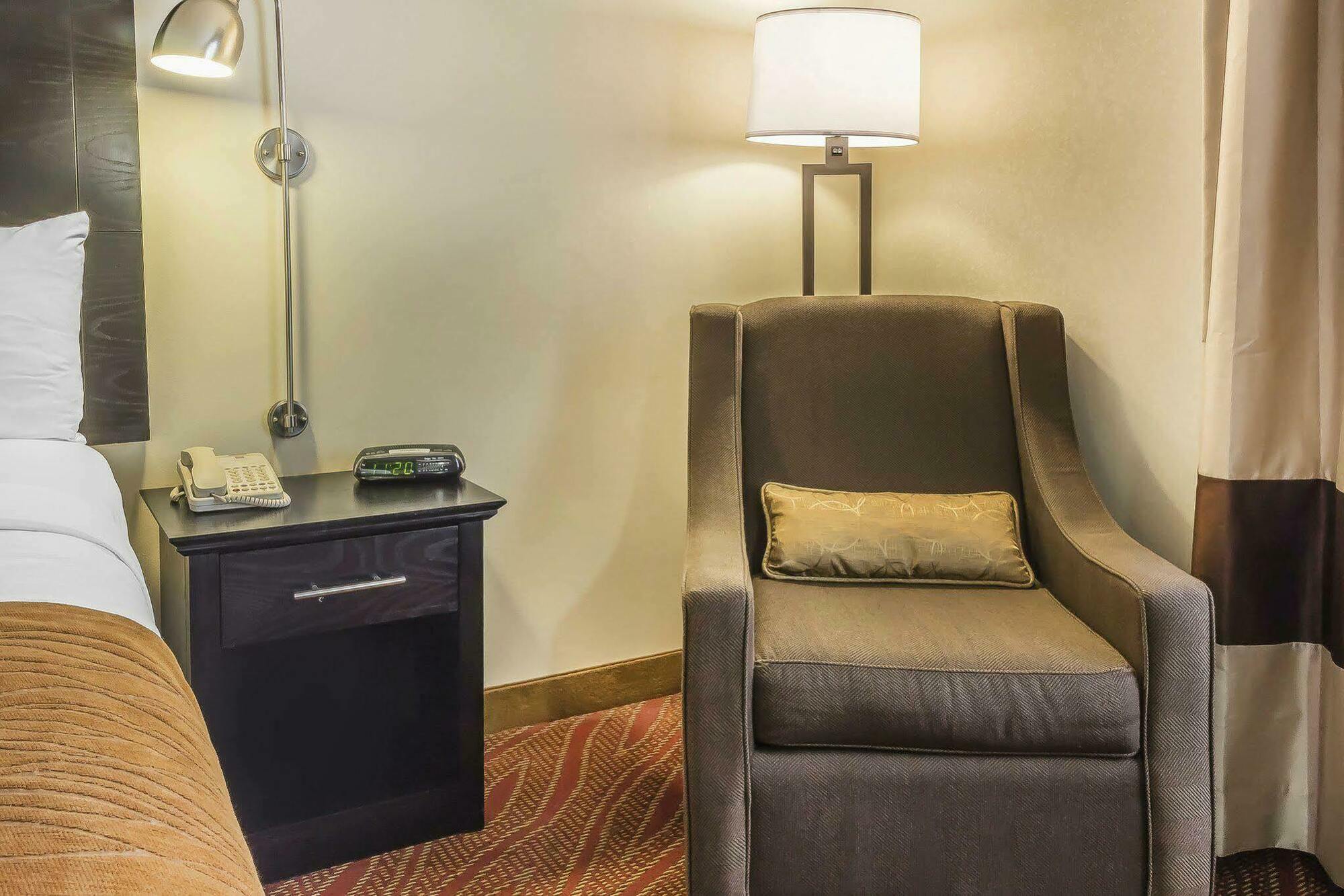 Comfort Inn & Suites Laguardia Airport New York Exterior photo